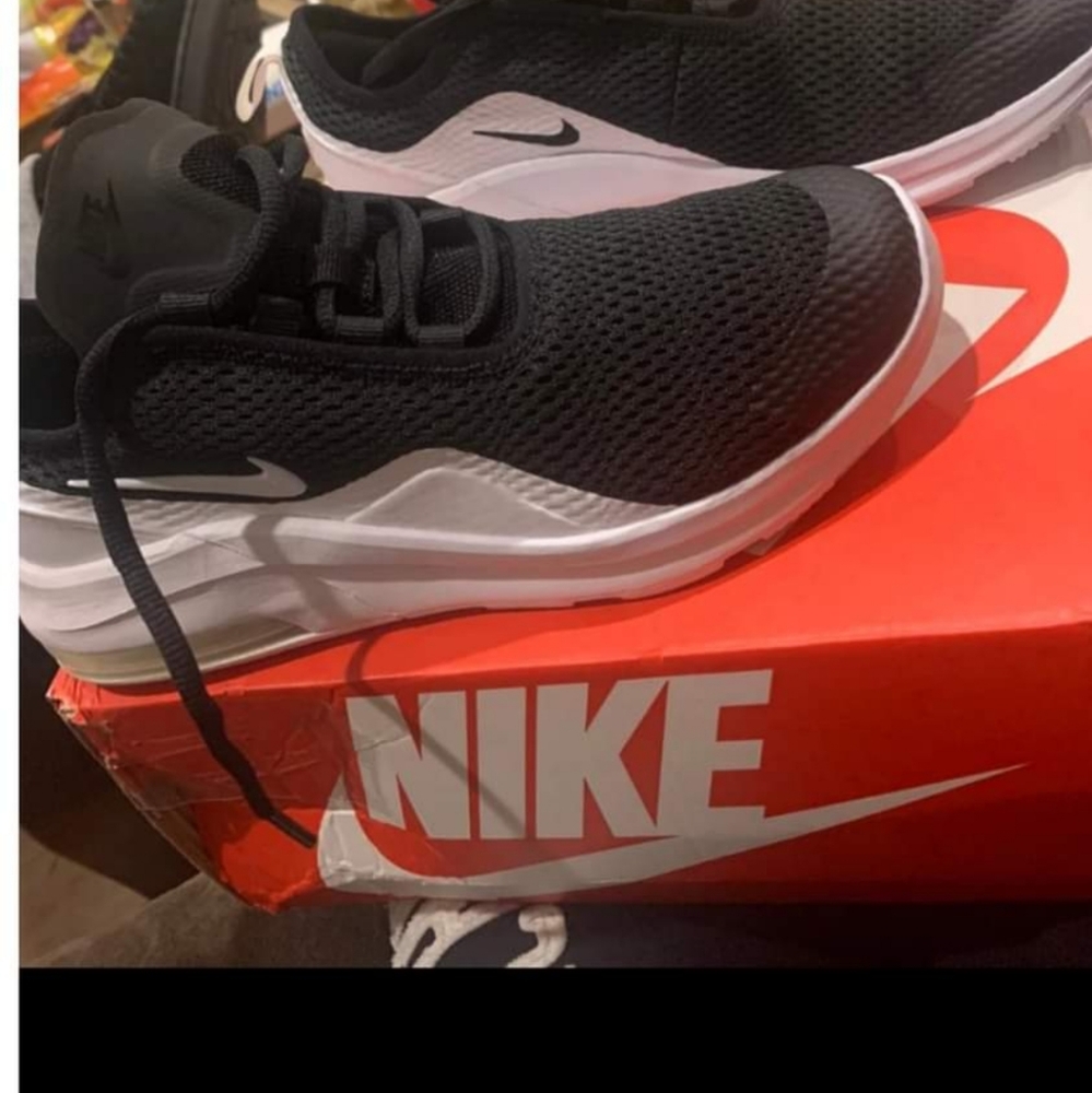 Nike motion 2 size 7